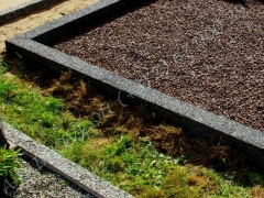 Hauapiire pesubetoonist, must kild ja must tsement, 4-hauakohta (laius 500cm, pikkus 250cm), serva laius 15cm, graniitkillustik punakaspruun