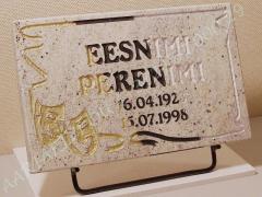 Hauaplaat [0100-13] 40x25x3cm, helebeež graniit, pilt-43, kiri-43(est), kulla-, must ja hõbedavärv, metallalus