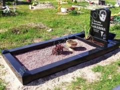 Hauapiire graniidist, PPP, ristlõikega 15x15cm, 1 hauakoht (laius 125cm, pikkus 250cm), serva laius 15cm, serva kõrgus 15cm, pealt püramiidi kujulised nurgapostid, sirge lilleriba mullaga, graniitkillustik punakas