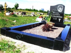 Hauapiire graniidist, PPP, ristlõikega 15x15cm, 1 hauakoht (laius 125cm, pikkus-250cm), serva laius 15cm, serva kõrgus 15cm, pealt püramiidi kujulised nurgapostid, sirge lilleriba mullaga, graniitkillustik