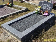 Hauapiire graniidist, PPP, ristlõikega 20x10cm, 1 hauakoht (laius 125cm, pikkus 250cm), serva laius 20cm, serva kõrgus 10cm (peatsis 15cm), graniitkillustik must