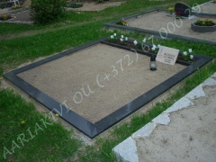 Hauapiire graniidist plaatidega, PPP-15 must, 2 hauakohta (laius 250cm, pikkus 250cm), betoonist vundamendil, serva laius 15cm, sirge lilleriba mullaga, liiv