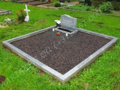 Hauapiire graniidist plaatidega, SPS-10 helehall, 2 hauakohta (laius 250cm, pikkus 250cm), betoonist vundamendil, serva laius 10cm, lillekast mullaga, graniitkillustik tume mix