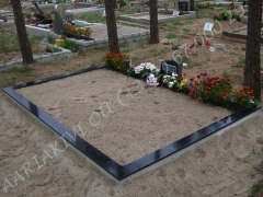 Hauapiire graniidist plaatidega, PPP-15 must, 3 hauakohta (laius 375cm, pikkus 250cm), betoonist vundamendil, serva laius 15cm, sirge lilleriba mullaga, liiv