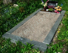 Hauapiire lihvitud betoonist, must kild ja hall tsement, 1 hauakoht (laius 125cm, pikkus 250cm), serva laius 15cm, madal päis, sirge lilleriba mullaga, liiv