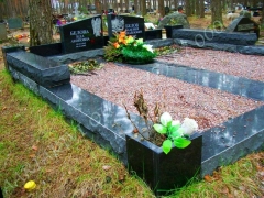 Hauapiire Liiva kalmistul, graniidist pealt poleeritud ja murtud servadega, graniidist nurgavaasid