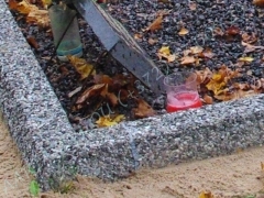Hauapiire pesubetoonist lego, hall kild ja hall tsement, 1 hauakoht (laius 125cm, pikkus 250cm), serva laius 13cm, graniitkillustik must
