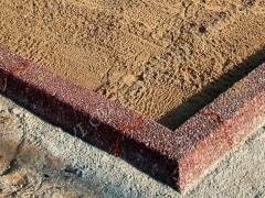 Hauapiire pesubetoonist lego, punakaspruun kild ja punakaspruun tsement, 3 hauakohta (laius 375cm, pikkus 250cm), serva laius 13cm, liiv