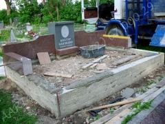 Hauapiire graniidist, eriprojekt Paldiski kalmistul, vundament valmis, graniidist detailide paigaldamine