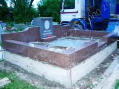 Hauapiire graniidist, eriprojekt Paldiski kalmistul, vundament valmis, graniidist detailid paigas