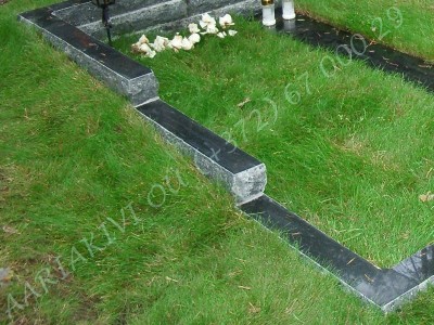 Graniidist hauapiire Tallinna Metsakalmistul mitmekihiline pealt poleeritud servad murtud muruvaip 01