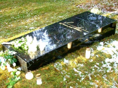Lennart Meri haud Tallinna metsakalmistul, mustast poleeritud graniidist hauakivi, kivist trepp ja pink hauakivi (1)